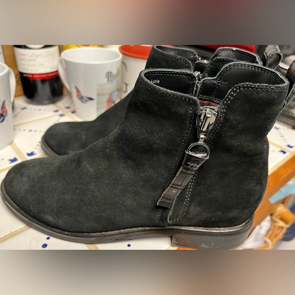 Blondo Loulou Waterproof Bootie, Black Suede, Womens Size 6.5 - Picture 2 of 6